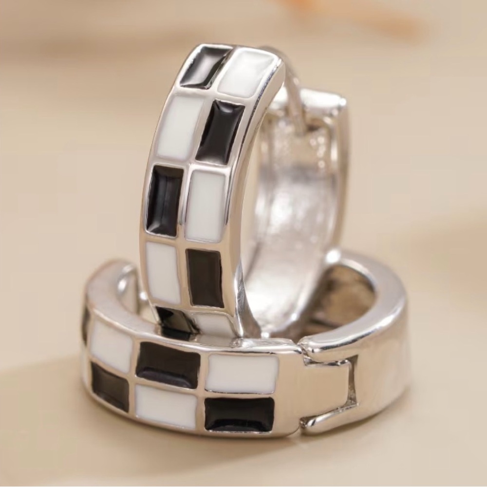 ENAMEL SMALL CHECKER HUGGIE EARRING